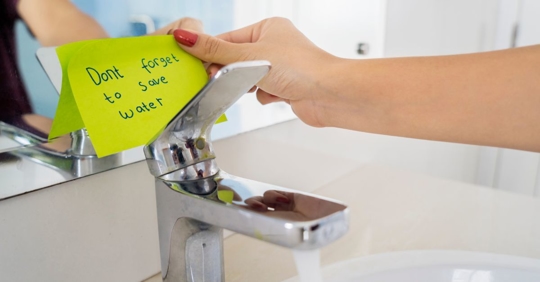 post it note reminding to save water